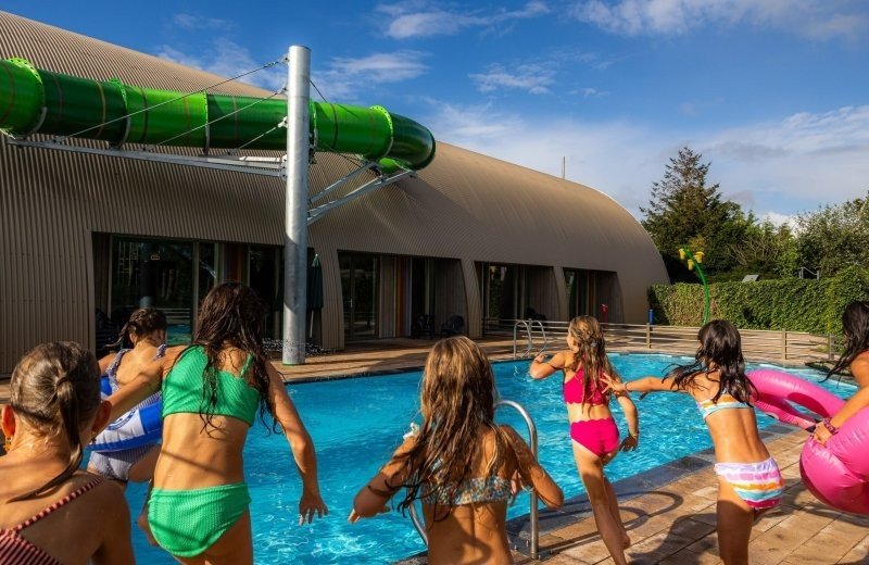 Piscine extérieure + parc à jets d'eau